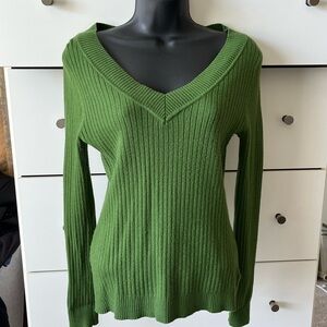 Chic Green Ribbed V-Neck Sweater